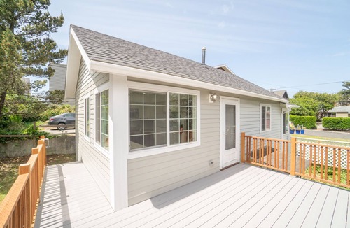 Seaside House | Beach Cottage, less than 1 Block to Beach/Promenade, Close to Town