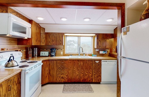 Neahkahnie Beach House | Beach cottage with beach views, beach access, electric fireplace, deck - Dogs OK