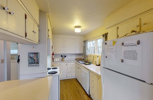 Newport House | Beach House with Panoramic Bay Views, Walk to Bayfront Dining & Attractions