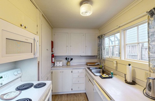 Newport House | Beach House with Panoramic Bay Views, Walk to Bayfront Dining & Attractions