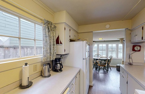 Newport House | Beach House with Panoramic Bay Views, Walk to Bayfront Dining & Attractions