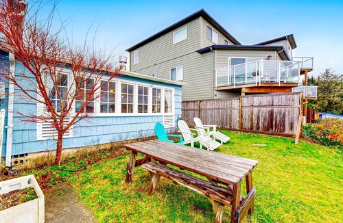 Newport House | Beach House with Panoramic Bay Views, Walk to Bayfront Dining & Attractions