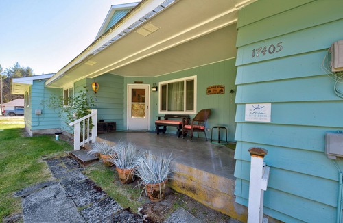 Long Beach House | Beach Retreat - Dog Friendly-Beachfront-Beach Path