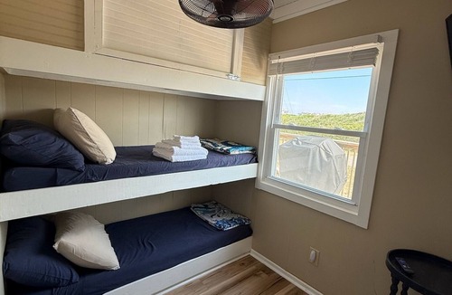 Kill Devil Hills Cottage | Beach side 3-bed across from Wright Brothers Park, 2 blocks from beach access