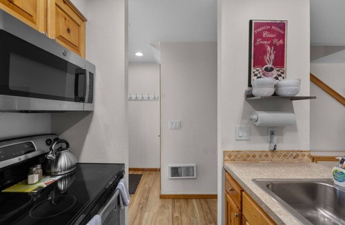 Downtown Cannon Beach Villa | Beaches Inn Townhomes Group Getaway: Walk to Beach | Dog-Friendly
