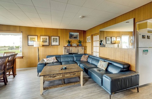 Seaside Cottage | Beachfront Cottage on Seaside Promenade w/Hot Tub