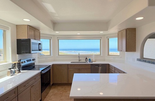 Bandon House | Beachfront, deck, hot tub, sauna, dog-friendly, 2026 remodel
