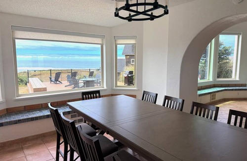 Bandon House | Beachfront, deck, hot tub, sauna, dog-friendly, 2026 remodel