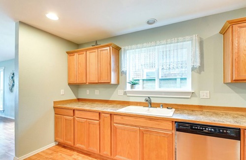 Westport Cottage | Beachfront Westport Home w/Deck!