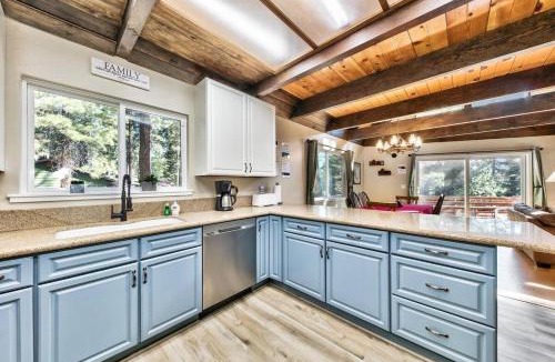 Pioneer Trail House | Bear Chalet - Snow Play - 4 Bedrooms - Foosball