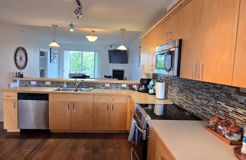 Ocean Shores Condo | Beautiful 2-bedroom 2 full bathroom condo with large kitchen in Ocean Shores.