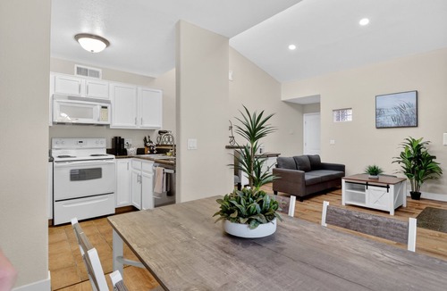 Spring Valley Condo | Beautiful 2 Bedroom Condo 10 min from the Strip