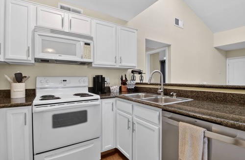 Spring Valley Condo | Beautiful 2 Bedroom Condo 10 min from the Strip