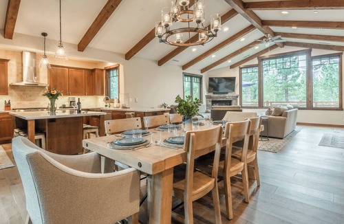 Mammoth Lakes House | Beautiful 4-bedroom Luxury Home on the Sierra Star Golf Course