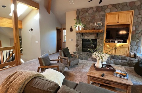 Sunriver Resort | Beautiful 4-bedroom home in Sunriver Resort w AC, Spa, Bikes - Adventure Ready!