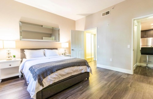 Mid-City Apartment | Beautiful Apartment in Santa Monica!