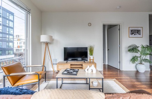 Mann Apartment | Beautiful Apartment | Rooftop views | Parking