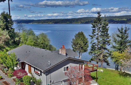 Adelma Beach House | Beautiful Beachfront Home in Freeland!