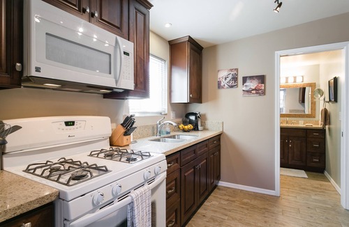 Van Nuys House | Beautiful, Bright & Breezy