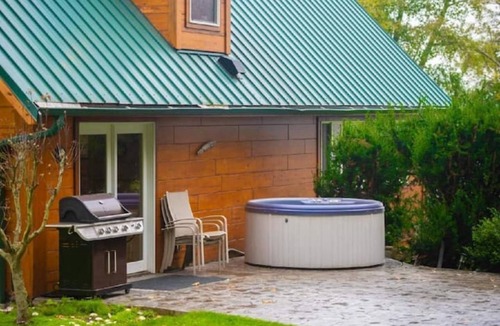 Everett Cabin | Beautiful Cabin on Hat Island in the Puget Sound