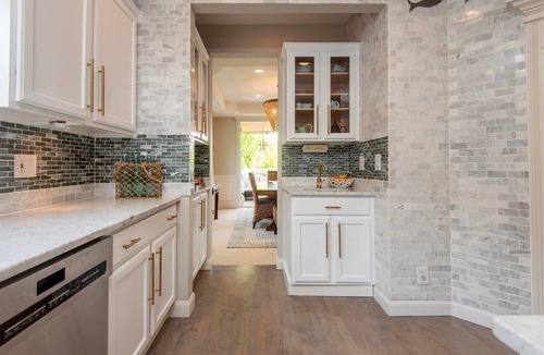 Newcastle House | Beautiful Eastside 5 bedroom resort like home with Hot-tub and AC