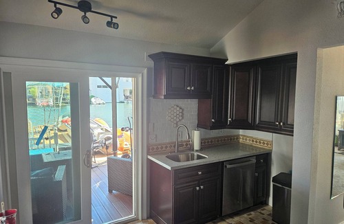 North Gresham Boat Rental | Beautiful Floating Home on the Columbia River close to PDX airport and freeway