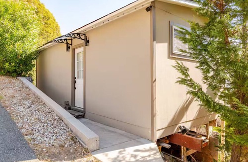 Country Club Villa | Beautiful Guesthouse with direct view of the Bay