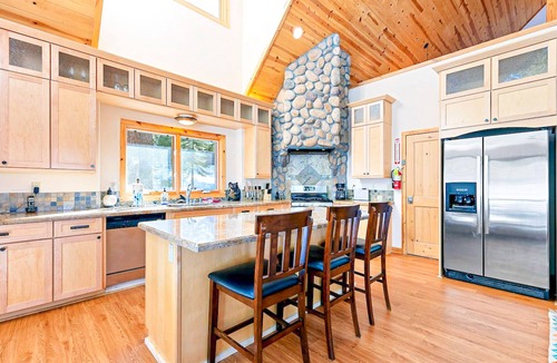 Yosemite National Park House | Beautiful home in the woods with EV charger, deck & Ping-Pong