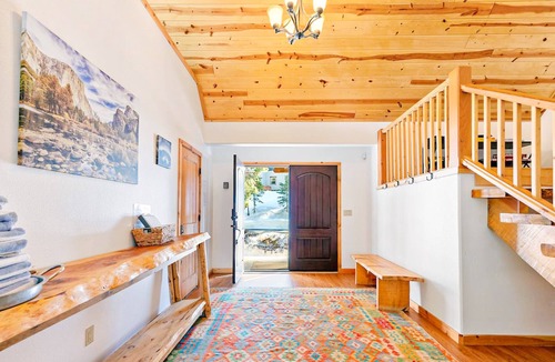 Yosemite National Park House | Beautiful home in the woods with EV charger, deck & Ping-Pong