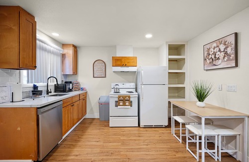 Tillicum Condo | Beautiful Home-Mins to JBLM & Hospitals, Sleeps 4 & Pet Friendly