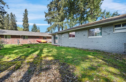Tillicum Condo | Beautiful Home-Mins to JBLM & Hospitals, Sleeps 4 & Pet Friendly