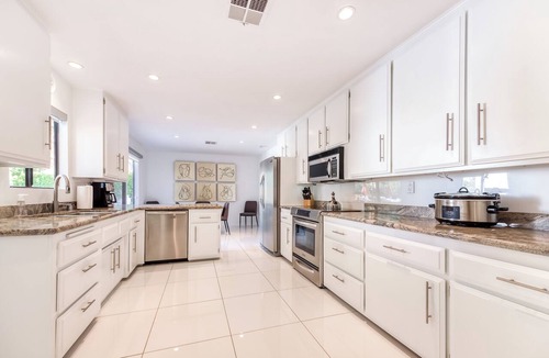 The Movie Colony House | Beautiful home w/mountain views, private pool & gas fireplace