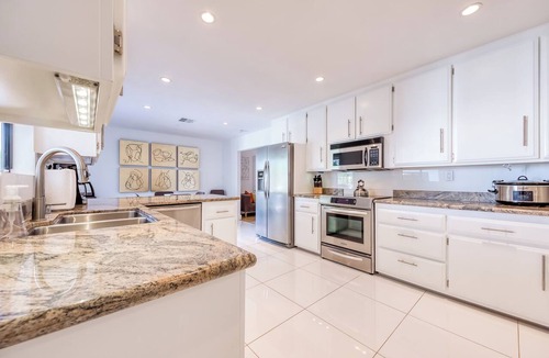 The Movie Colony House | Beautiful home w/mountain views, private pool & gas fireplace