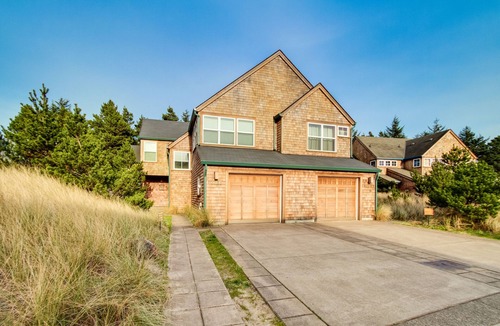 Shorepine Village House | Beautiful Home with Private Hot Tub & Easy Beach Access - Dogs Welcome