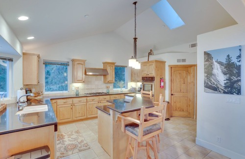 Blue Jay Cabin | Beautiful Lake Arrowhead Cabin w/EV Charger