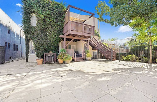 Larchmont Apartment | Beautiful, light filled top floor suite with hardwood floors+ downtown view!