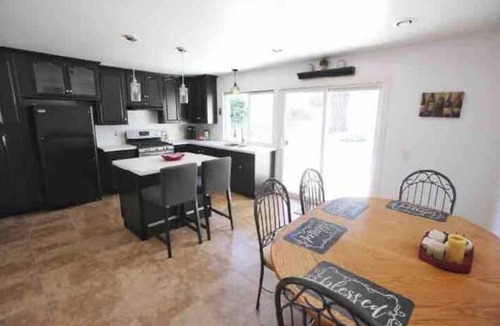Valle Lindo House | Beautiful Maple View 4 Beds, 2 Baths Home in Pomona.