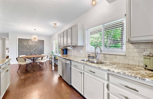 Farmington House | Beautiful, newly remodeled home, sleeps 11 - 2 min drive/10 min walk to Lagoon!