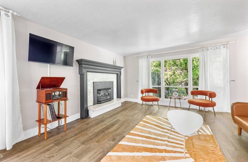 Farmington House | Beautiful, newly remodeled home, sleeps 11 - 2 min drive/10 min walk to Lagoon!