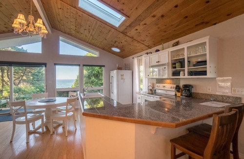 Beverly Beach Cottage | Beautiful Ocean View Cottage at Beverly Beach