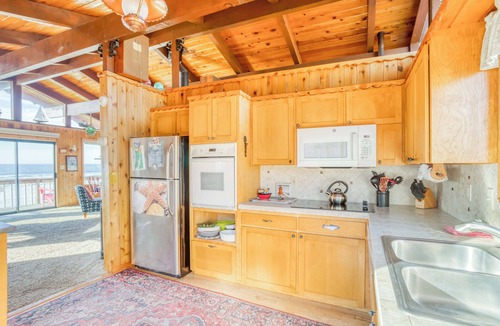 Roads End House | Beautiful Oceanfront Hm w/Panoramic Ocean Views, Hot Tub and Easy Beach Access
