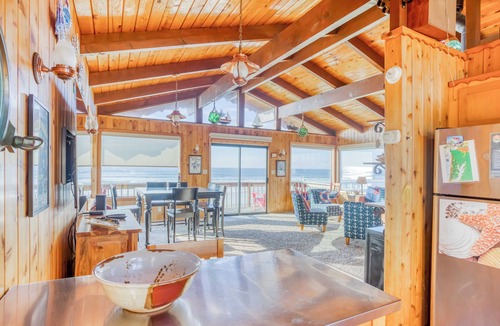 Roads End House | Beautiful Oceanfront Hm w/Panoramic Ocean Views, Hot Tub and Easy Beach Access