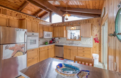 Roads End House | Beautiful Oceanfront Hm w/Panoramic Ocean Views, Hot Tub and Easy Beach Access