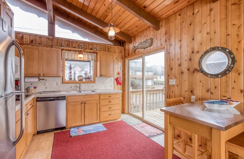 Roads End House | Beautiful Oceanfront Hm w/Panoramic Ocean Views, Hot Tub and Easy Beach Access