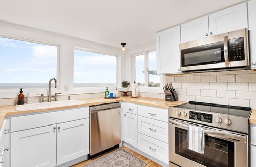 Oceanside House | Beautiful Oceanside Retreat: 7 Bedrooms, Hot Tub, Views, Sleeps Big Groups
