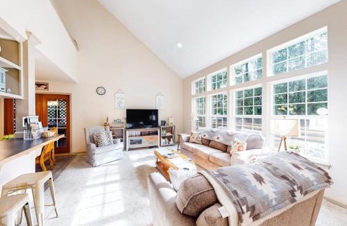 Florence House | Beautiful & Spacious Family-Friendly Home withFree WiFi Deck and Close to Lakes