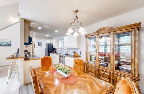 Florence House | Beautiful & Spacious Family-Friendly Home withFree WiFi Deck and Close to Lakes