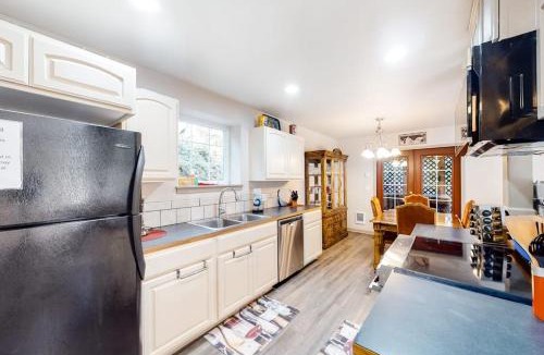 Florence House | Beautiful & Spacious Family-Friendly Home withFree WiFi Deck and Close to Lakes