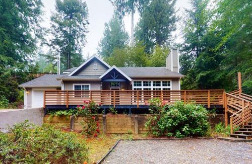 Florence House | Beautiful & Spacious Family-Friendly Home withFree WiFi Deck and Close to Lakes
