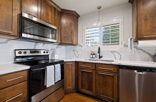 Lehi House | Beautiful View on Balcony Family Retreat